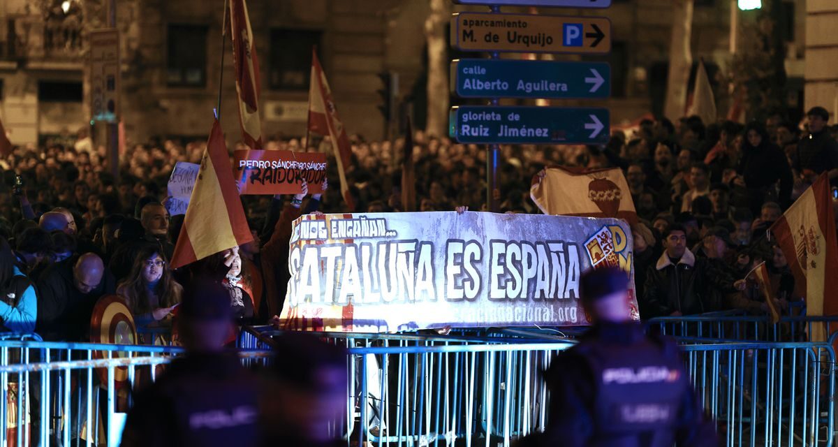 Pactos y negociaciones para la investidura de Sánchez, en directo |  Unas 1.200 personas se concentran por décima noche consecutiva en la sede del PSOE en Madrid |  España