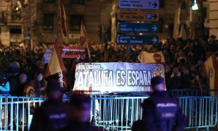 Pactos y negociaciones para la investidura de Sánchez, en directo |  Unas 1.200 personas se concentran por décima noche consecutiva en la sede del PSOE en Madrid |  España