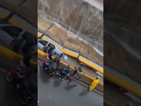 Alerta 🚨 Se derrumba muro en túnel de la Av. 27 de Febrero en Santo Domingo, República Dominicana