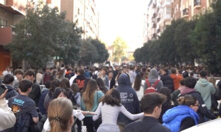 5.000 jóvenes y sudaderas en descuento: así se cocina el éxito de una tienda fugaz en vísperas del Black Friday |  Madrid |  España