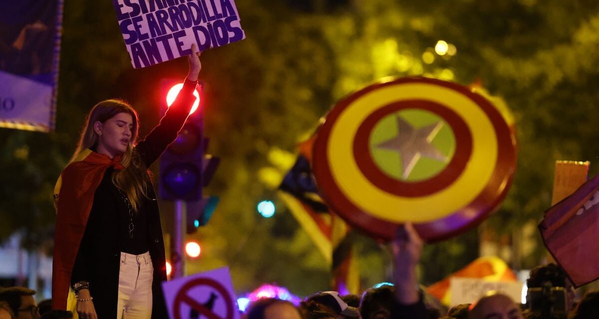 Abascal suma al presentador ultra estadounidense despedido por la cadena Fox Tucker Carlson a la undécima jornada de protestas en Ferraz |  España