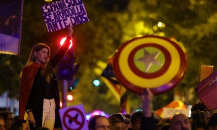 Abascal suma al presentador ultra estadounidense despedido por la cadena Fox Tucker Carlson a la undécima jornada de protestas en Ferraz |  España