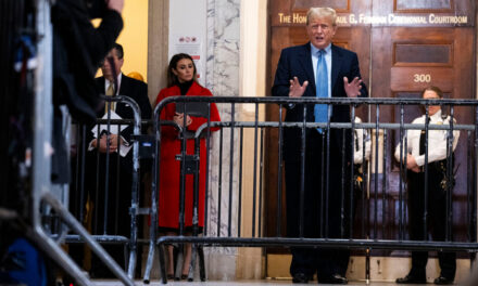 Abogados de Trump piden que se anule el juicio en un caso de fraude civil y atacan a un juez