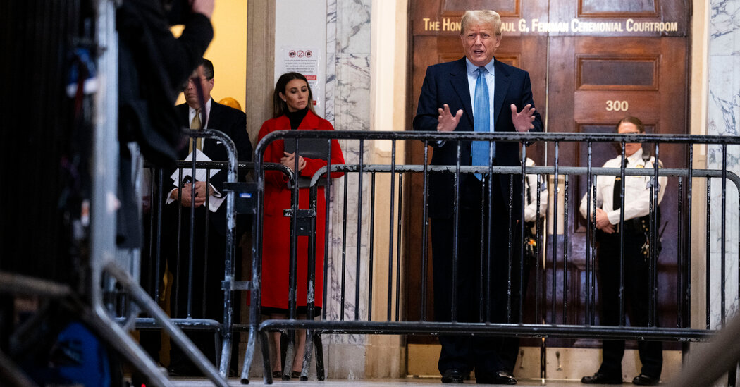 Abogados de Trump piden que se anule el juicio en un caso de fraude civil y atacan a un juez