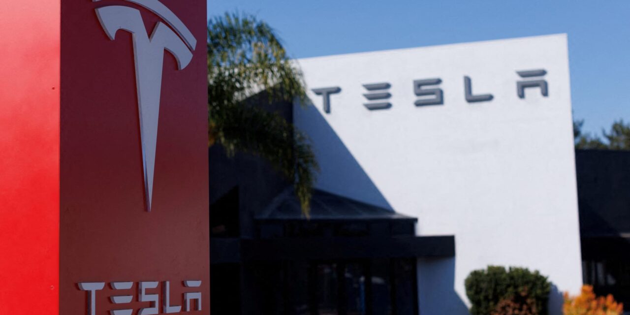 Acciones que realizan los mayores movimientos al mediodía: Tesla, Warner Bros. Discovery, Boeing, HP y más
