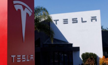 Acciones que realizan los mayores movimientos al mediodía: Tesla, Warner Bros. Discovery, Boeing, HP y más