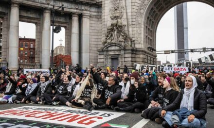 Activistas a favor del alto el fuego cerraron el puente de Manhattan durante horas