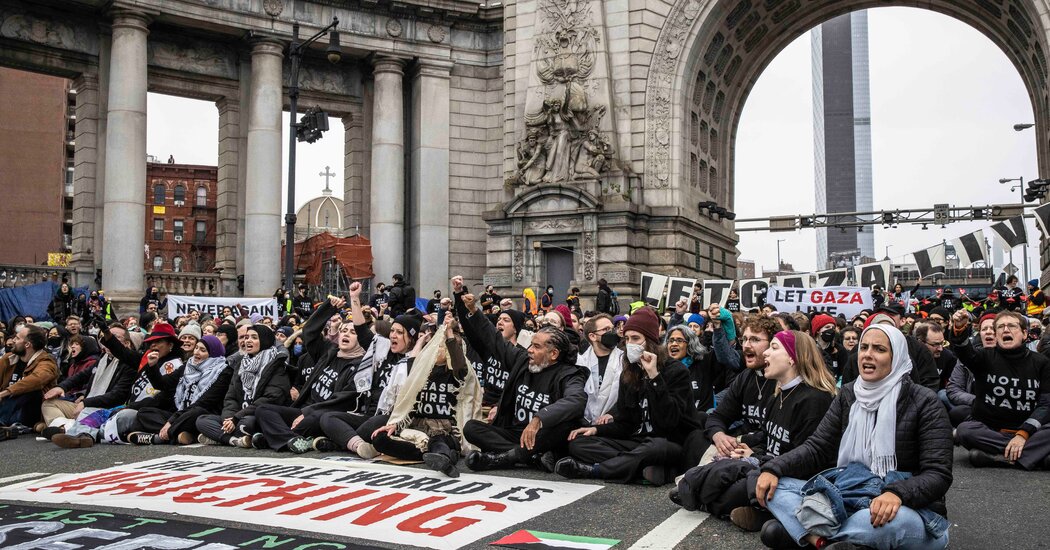 Activistas a favor del alto el fuego cerraron el puente de Manhattan durante horas