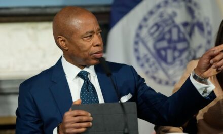 Adams defiende la creación de un fondo de defensa jurídica