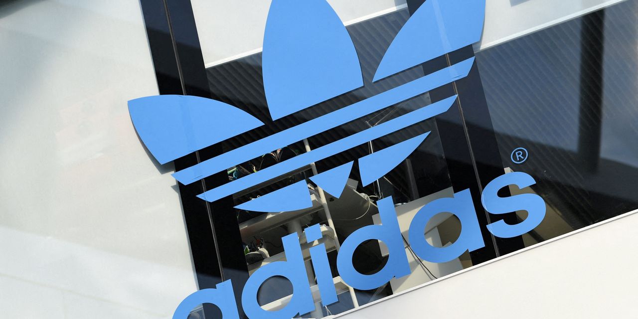 Adidas informa menor beneficio neto;  Continúa liquidando existencias