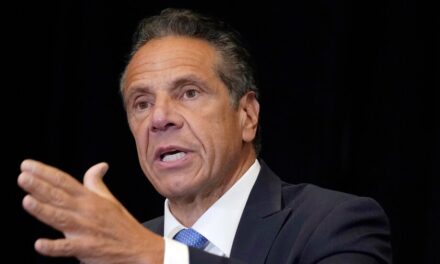 Andrew Cuomo enfrenta una demanda por abuso sexual de un ex asistente que dice que la manoseó