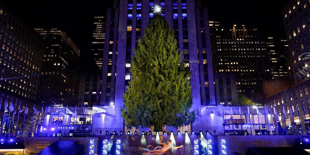 Árbol de Navidad del Rockefeller Center iluminado para la temporada navideña