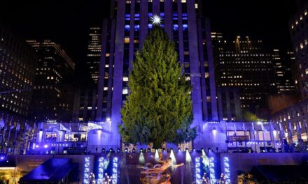 Árbol de Navidad del Rockefeller Center iluminado para la temporada navideña