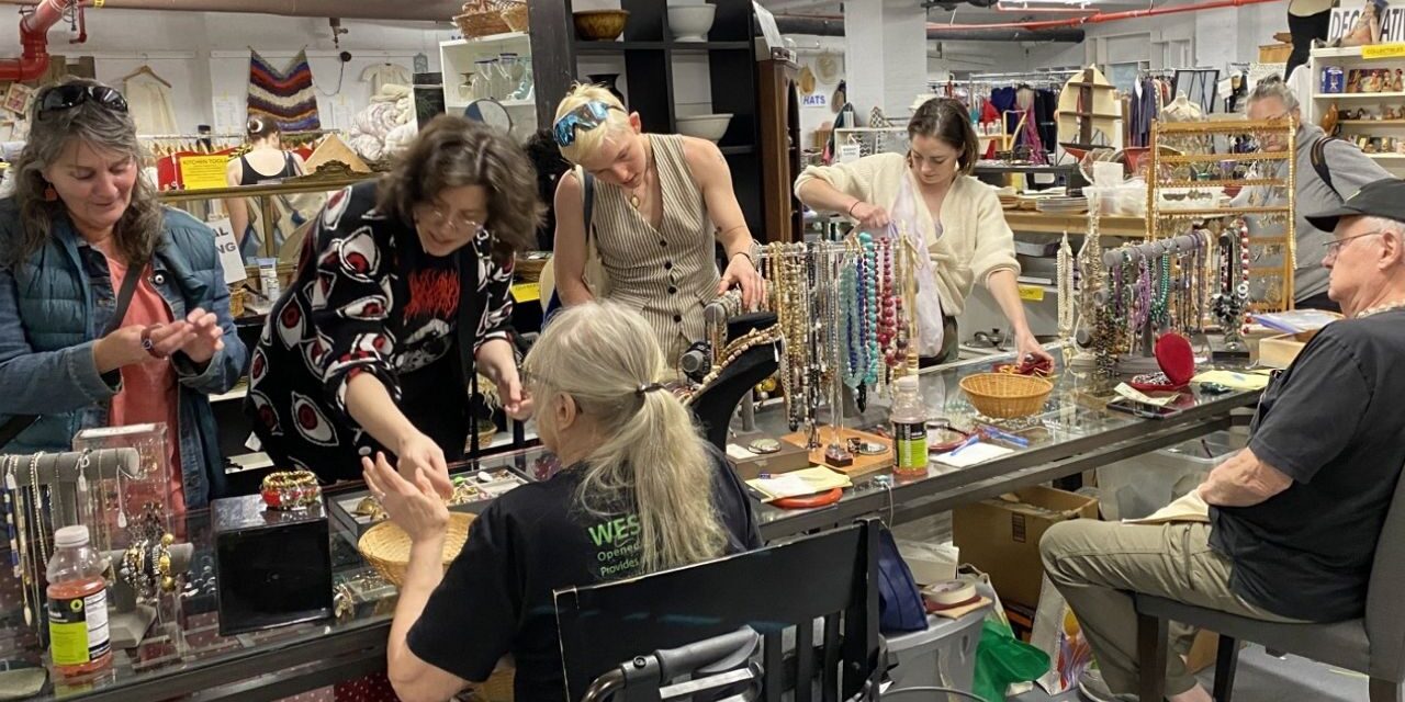 Artistas abren puertas al mercadillo