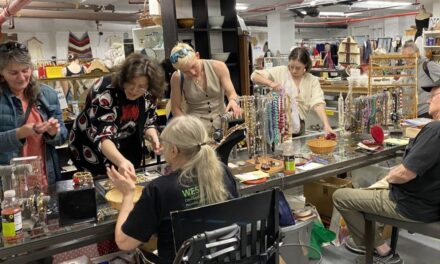 Artistas abren puertas al mercadillo