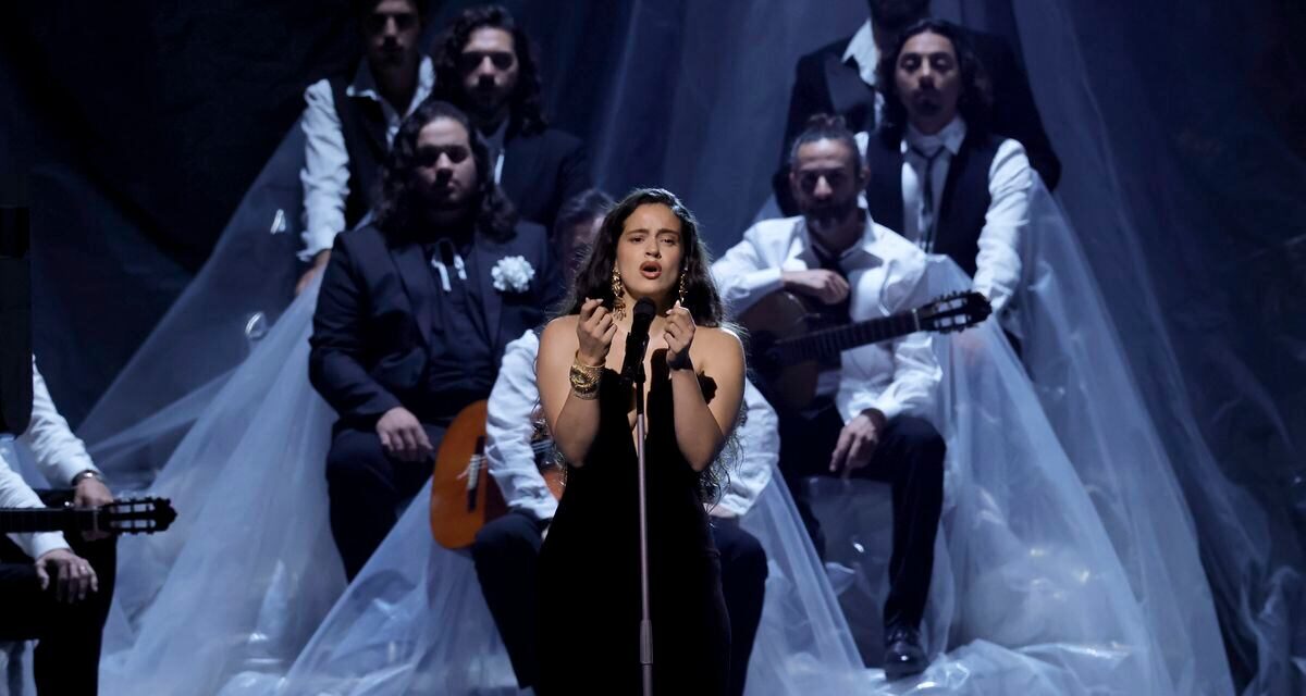 Así ha sido la actuación de Rosalía en los Grammy Latinos: una versión flamenca y herida de 'Se nos rompió el amor' |  Cultura