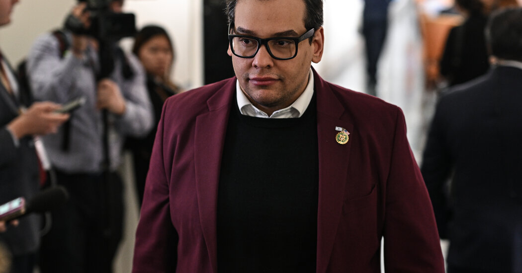 Asistente de campaña de George Santos se declara culpable de fraude electrónico