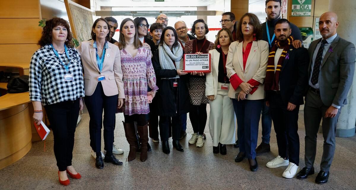 Ayuso: Entregadas 40.000 firmas en la Asamblea de Madrid contra reforma de las leyes trans y LGTBI |  Madrid |  España