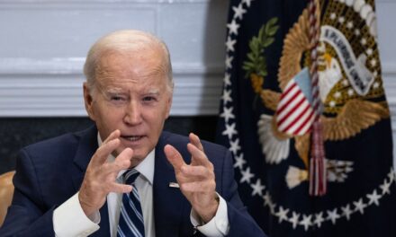 Biden propone prohibir las tarifas por corte de cables