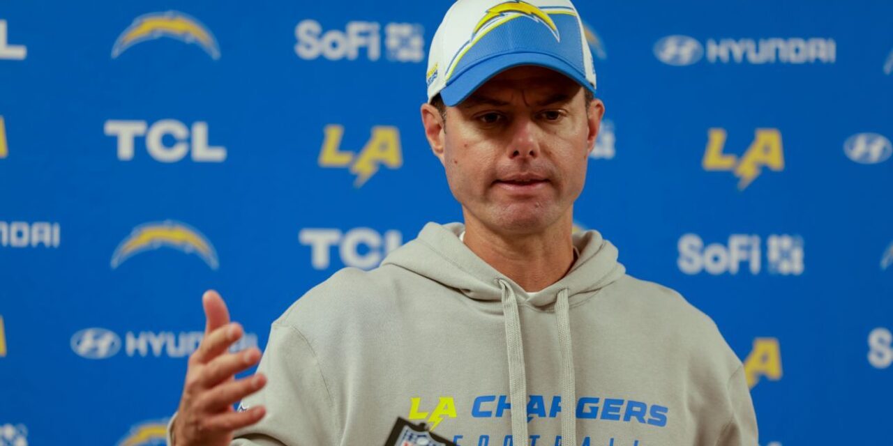 Brandon Staley de los Chargers afirma tener "plena confianza" en sí mismo y en la defensa