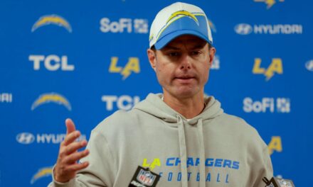 Brandon Staley de los Chargers afirma tener "plena confianza" en sí mismo y en la defensa