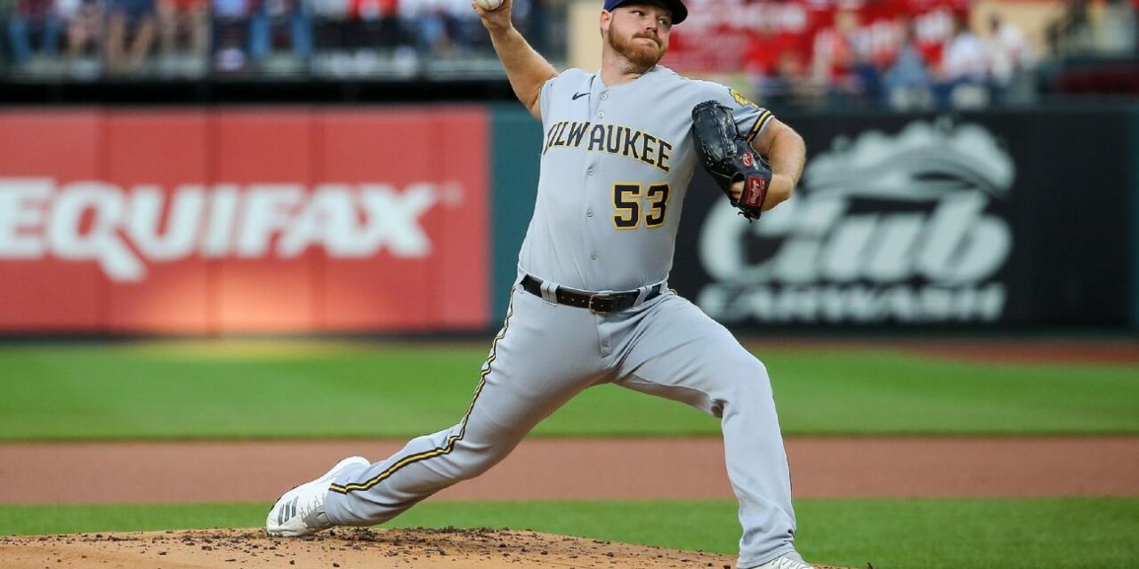 Brandon Woodruff de los Cerveceros encabeza la lista de 63 jugadores no licitados