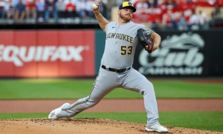 Brandon Woodruff de los Cerveceros encabeza la lista de 63 jugadores no licitados