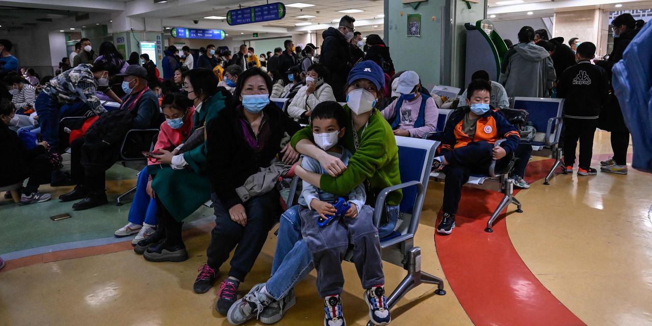China proporciona datos a la OMS sobre la oleada de casos de neumonía entre niños