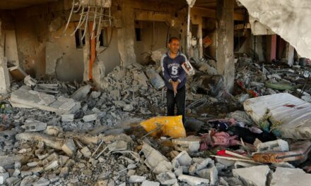 Cientos de palestinos evacuan el hospital más grande de Gaza mientras Israel refuerza el control