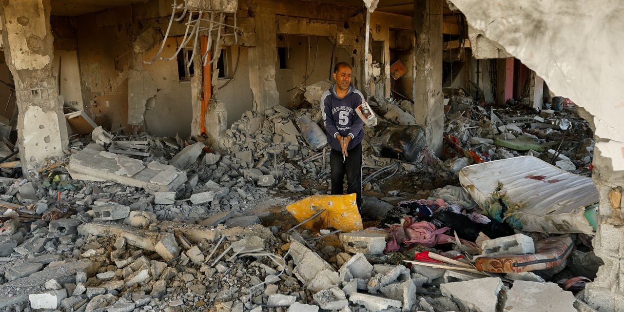 Cientos de palestinos evacuan el hospital más grande de Gaza mientras Israel refuerza el control