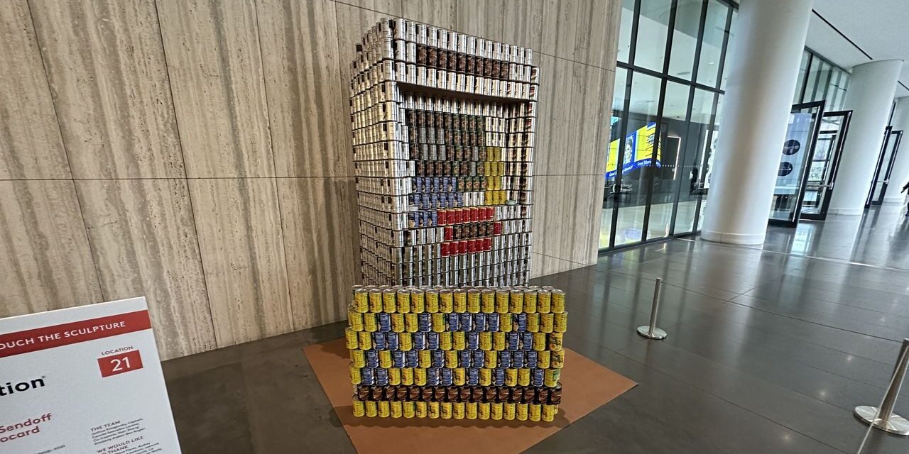 Concurso de diseño presenta esculturas hechas con comida enlatada