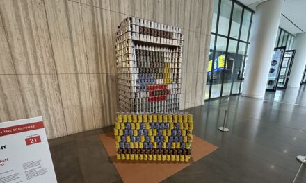 Concurso de diseño presenta esculturas hechas con comida enlatada