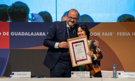 Coral Bracho abre la FIL Guadalajara con una defensa de la poesía como herramienta contra las injusticias del mundo.