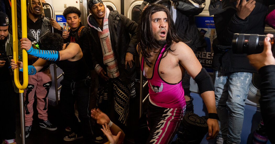 Cosplay de fans de la WWE en el metro de Nueva York