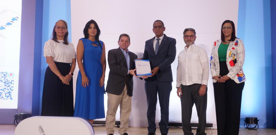 "Crea Diccionario Oficial de Lengua de Señas Dominicana"|  Listín Diario