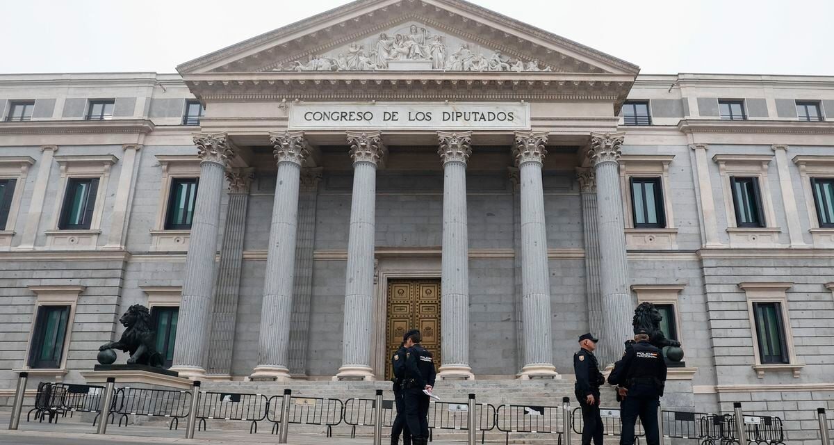 Cuatro diputados socialistas son increpados y les lanzan huevos en una cafetería cerca del Congreso |  España