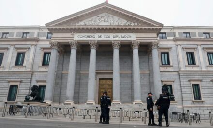 Cuatro diputados socialistas son increpados y les lanzan huevos en una cafetería cerca del Congreso |  España
