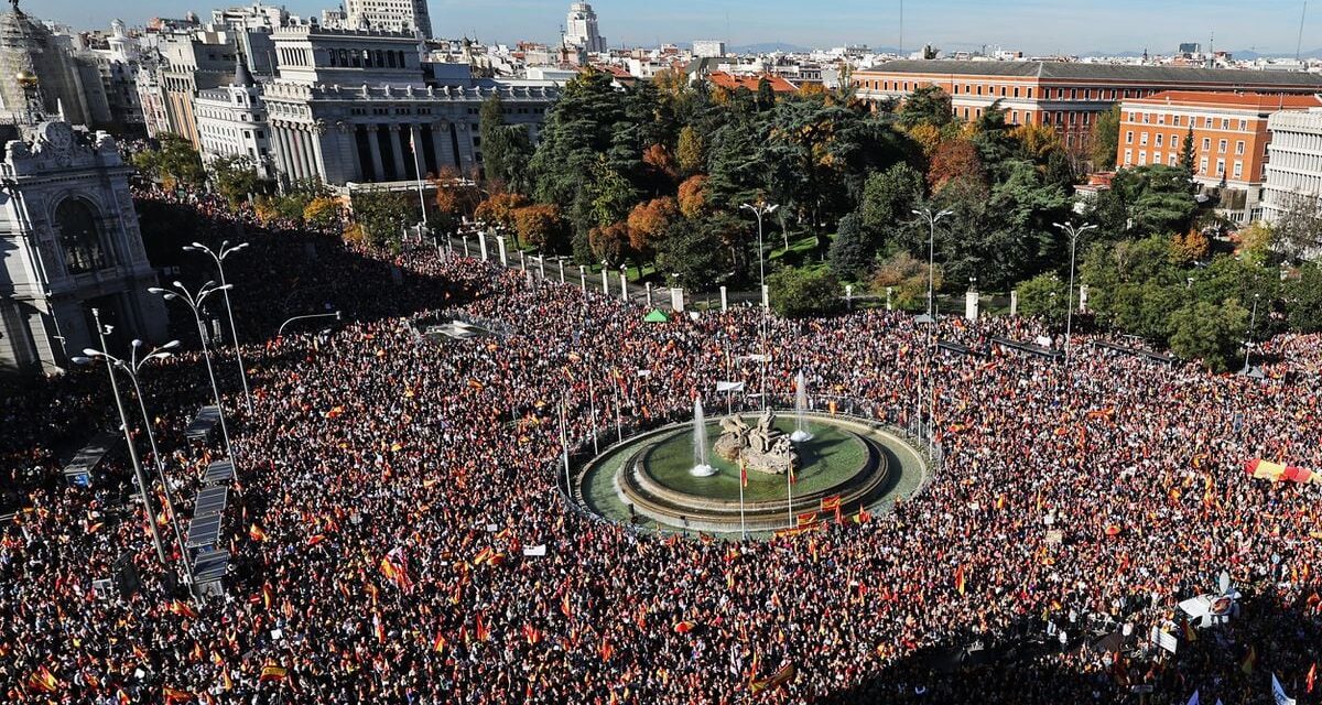 Decenas de miles de personas protestantes en Madrid contra la amnistía tras la investidura de Pedro Sánchez |  España