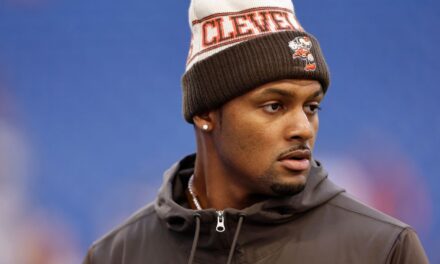 Deshaun Watson necesita cirugía de hombro y estará fuera para la temporada 2023