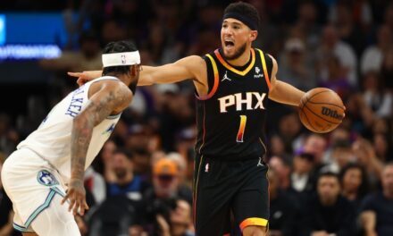 Devin Booker anota 31 a cambio de una ausencia de 5 juegos y los Suns ganan