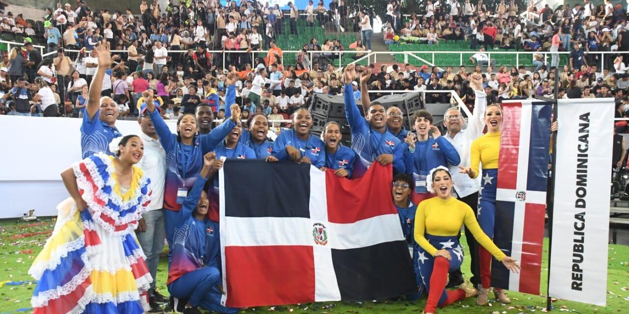 Dominicana desfila en ceremonia Juegos Escolares CC Venezuela 2023