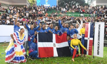 Dominicana desfila en ceremonia Juegos Escolares CC Venezuela 2023