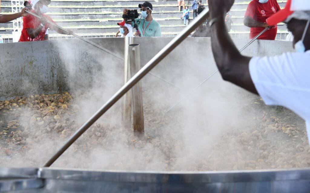 Dominicana en busca de récord Guinness con gigantesco sancocho