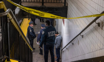 Dos disparos en el metro durante la acometida nocturna en Brooklyn, dice la policía