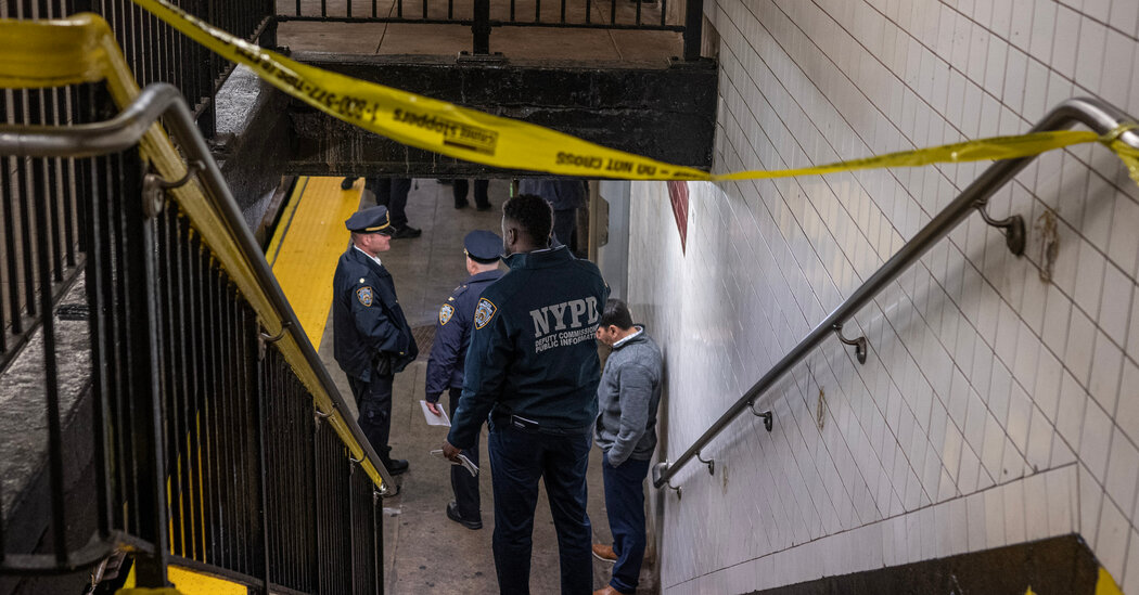 Dos disparos en el metro durante la acometida nocturna en Brooklyn, dice la policía