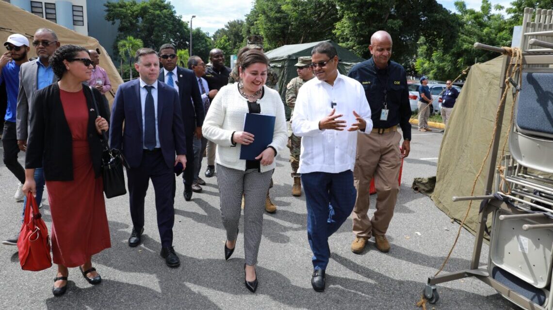 EE.UU.  UU.  dona carpas de mando al Centro de Operaciones de Emergencia de la República Dominicana