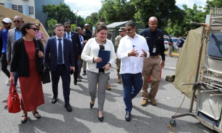 EE.UU.  UU.  dona carpas de mando al Centro de Operaciones de Emergencia de la República Dominicana