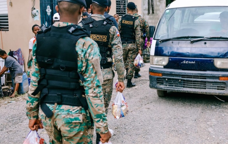 Ejército de República Dominicana brinda apoyo a comunidades de Haina afectadas por disturbio tropical