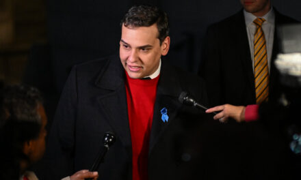 El Comité de Ética de la Cámara de Representantes encuentra evidencia de que George Santos violó la ley federal