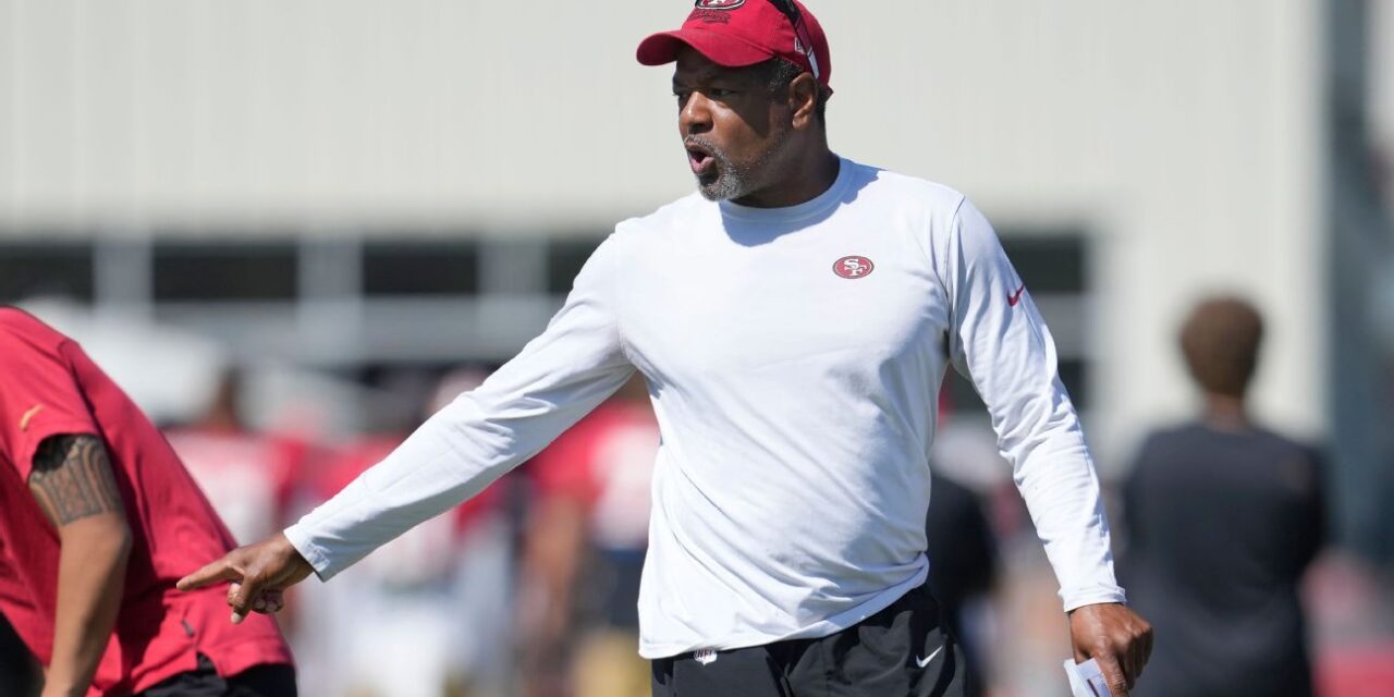 El DC de los 49ers, Steve Wilks, se mueve del stand al campo en medio de luchas